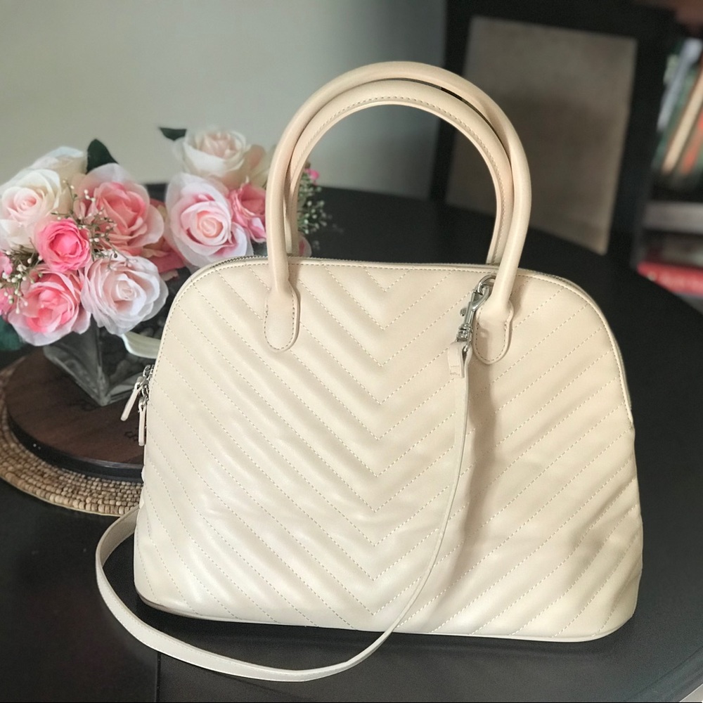 Handbag with Zipper close